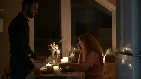 Young couple preparing a romantic dinner at home. 库存影片 330804617