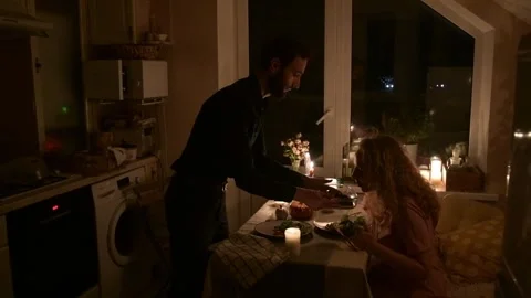 Young couple preparing a romantic dinner at home 库存影片 330804837