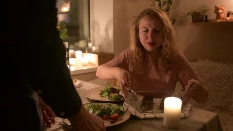 Young couple preparing a romantic dinner at home 库存影片 330804840