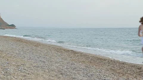 Young Couple Racing On Beach 스톡 동영상 22277010