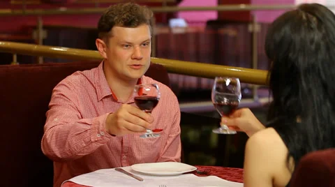 A young couple in the restaurant Stockbeeldmateriaal 28782893