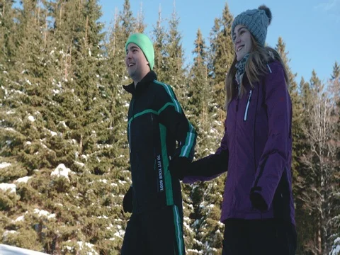 Young couple running along a forest path on a beautiful snowy day Vídeo Stock 85074172