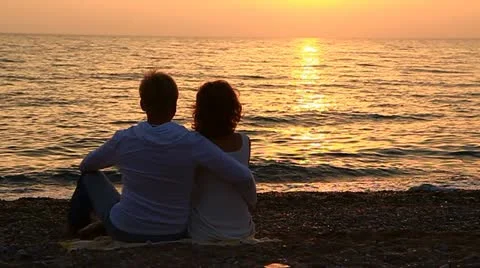 Young Couple Sitting On The Beach Stock-Footage 22420107