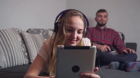 Young Couple Spend Evening on Sofa with Tablet and TV 库存影片 70102607