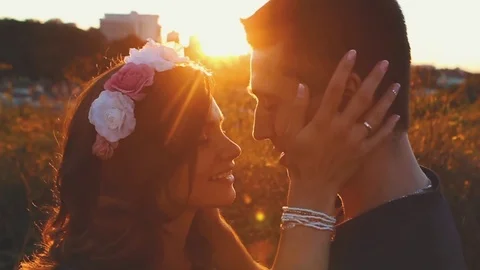 Young Couple On The Sunset Background Stockbeeldmateriaal 75161620
