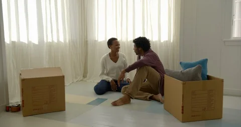 Young couple taking a break while moving house. Vidéo 93864013