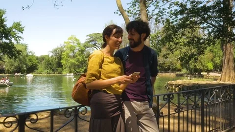 Young Couple Taking Selfie by a Pond in a Park in Rome Vídeo Stock 77494802