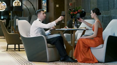 Young couple talking and drinking white wine on a date in modern restaurant. 4K Vidéo 88676342