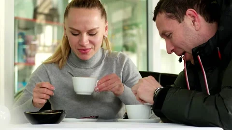 The young couple talking and laughing in the Cafe Vídeos de archivo 59330714