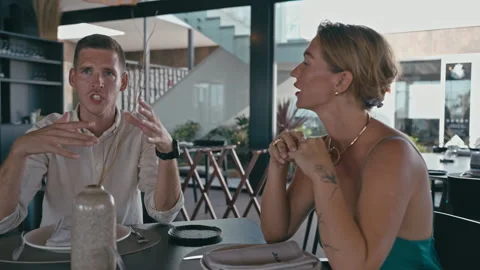Young couple talking during dinner date in elegant restaurant. Romantic lif.. Vídeo Stock 331874801