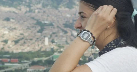 Young couple talking on park bench overlooking city skyline Stock Footage 86150176