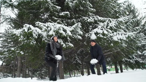 Young Couple Throwing Snow Up 動画素材 99322940