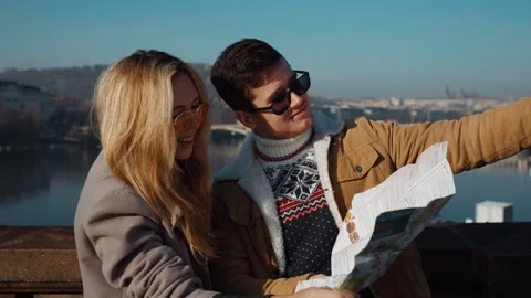 A young couple on a trip in europa looking at a map in Old Town in Czechia Stock Footage 168105853