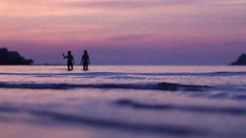 Young couple walking on the beach during sunset Stock-Footage 233318931
