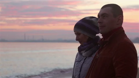 Young couple walking on the beach at evening in winter. Stockbeeldmateriaal 71132896