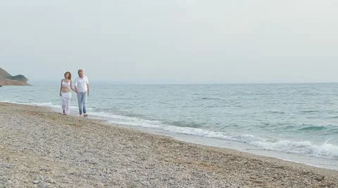 Young Couple Walking On The Beach 스톡 동영상 22283403