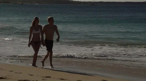  young couple walking down the beach near sunset 스톡 동영상 43943284