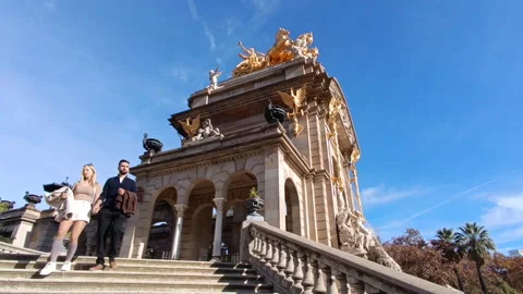 Young  couple walking down the monumental staircase of the Ciutadella Park 库存影片 328952798