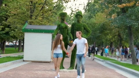 Young couple walking in the park Video stock 66643776