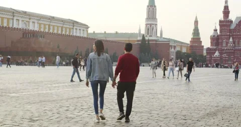 Young couple walking on Red square in Moscow 스톡 동영상 140201611