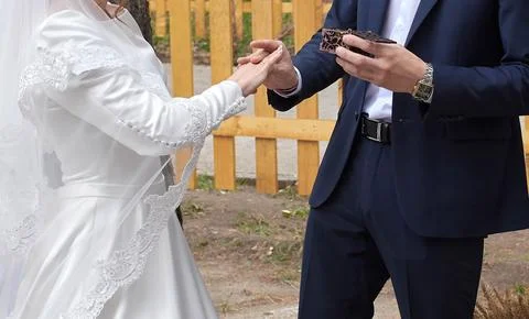 Young couple at the wedding exchanges engagement rings Foto stock