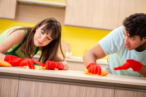 Young couple working at kitchen Stockfoto's