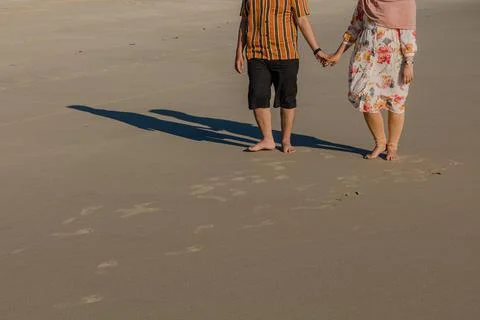 Young couples walking on the side of the beach Foto stock