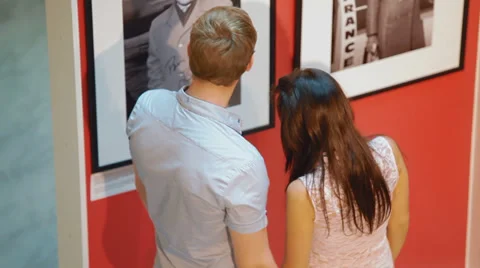 Young creative couple is considering painting in an art gallery Stock Footage 28276170