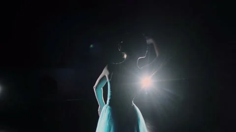 Young dancer on the big stage Vidéo 171817495