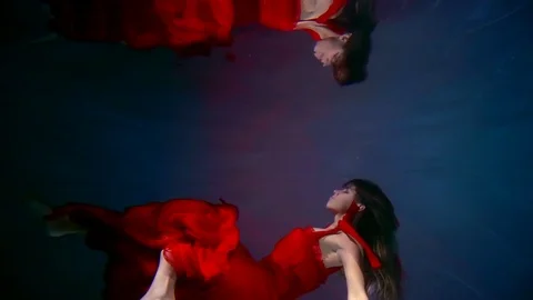 Young dancer shows graceful movements while being under water during a dance Vídeos de archivo 88963486