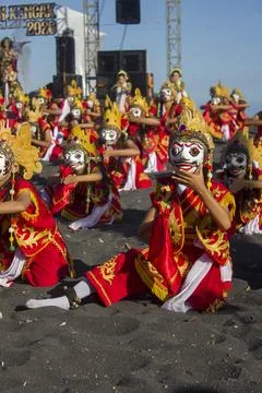 Young dancers create a vibrant beachside cultural of Segoro Topeng Kaliwungu. Foto stock