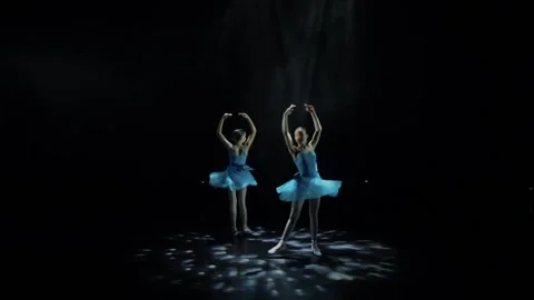 Young dancers twirl in sync Vidéo 171814627