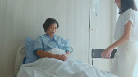 Young daughter visiting sick old mother in hospital, healthcare and medical c Vídeo Stock 171571199