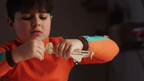 Young designer makes the plane Vídeo Stock 87569180