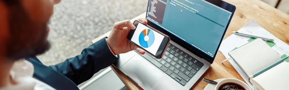 Young developer programmer freelancer in glasses working on project in cafe Foto stock