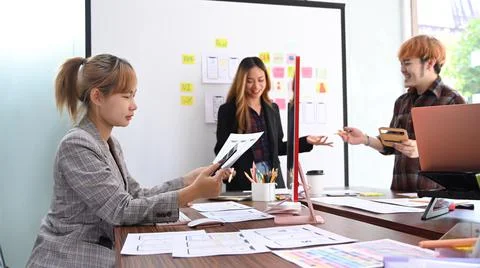 Young developer team brainstorming and discussing about mobile application 스톡 사진