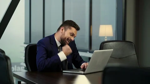 The young director works on the computer. 스톡 동영상 105615981