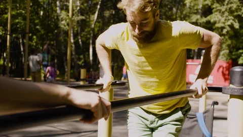 Young disable man doing exercises on the parallel bars Video stock 93810116
