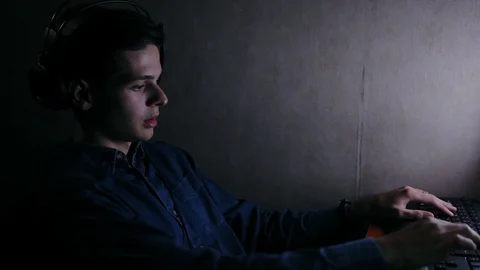 Young disappointed programmer drink water and shout at home at night Vidéo 99932233