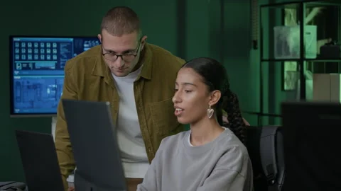 Young Diverse Programmers Discussing Work during Teaching Process 스톡 동영상 292617201