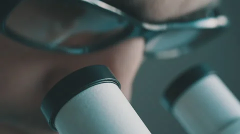 Young doctor  looking through the microscope Vidéo 59821384