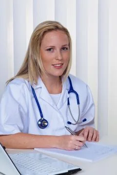 Young doctor in the practice Foto stock