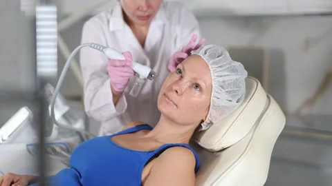 Young doctor use macromolecule atomizing pen for atomized nutrients to Video stock 321339267