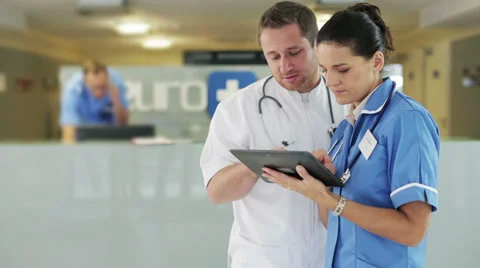 Young doctors consulting something over tablet computer Vídeos de archivo 34660964