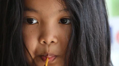 Young eat snack 動画素材 43528477