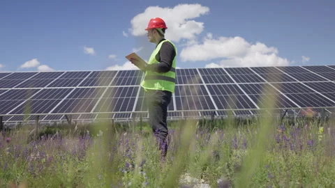 Young Electrical Engineer Using Tablet in front of the photovoltaic solar farm 库存影片 276164358