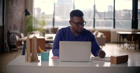 Young employee takes notes at office in casual attire Vídeos de archivo 167044222