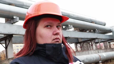 Young engineer focusing on industrial development in urban landscape Vídeos de archivo 295347344