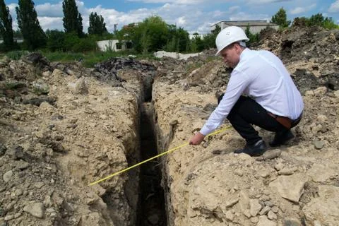 Young engineer measuring on site Stock-Fotos