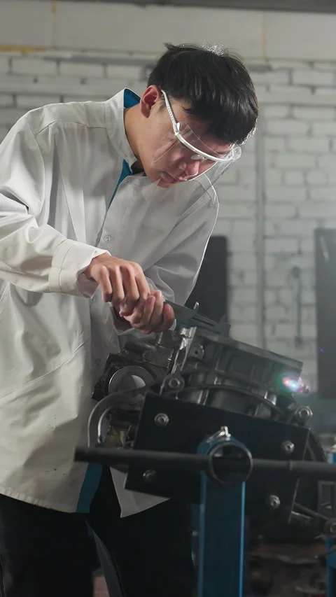 Young Engineers Measuring Engine Thickness in Automotive Workshop with Light 動画素材 318258924